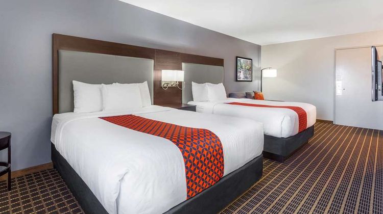 La Quinta Inn & Suites Rockford Suite