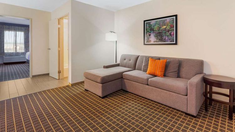 La Quinta Inn & Suites Rockford Suite