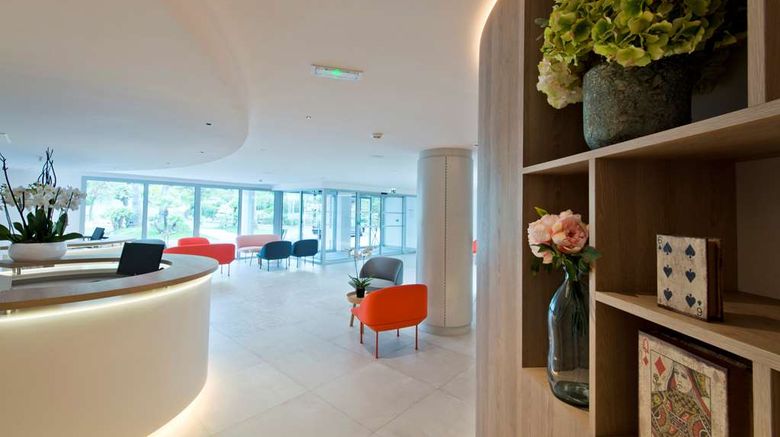 <b>Golden Tulip Sophia Antipolis Hotel Lobby</b>. Images powered by <a href="https://iceportal.shijigroup.com/" title="IcePortal" target="_blank">IcePortal</a>.