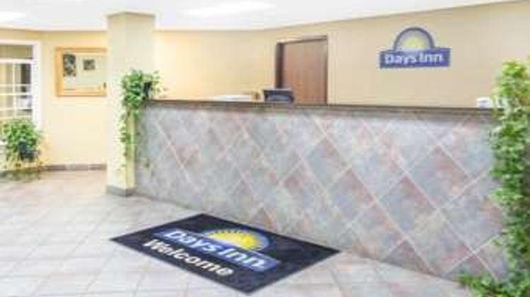 Days Inn Phenix City Lobby