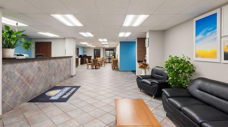 <b>Days Inn Phenix City Lobby</b>. Images powered by <a href="https://iceportal.shijigroup.com/" title="IcePortal" target="_blank">IcePortal</a>.
