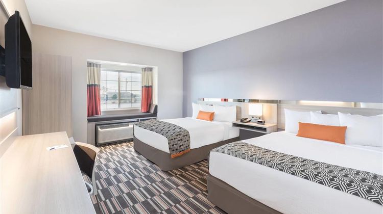Microtel Inn & Suites by Wyndham Perry Room