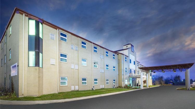 Travelodge Romulus Detroit Airport Exterior
