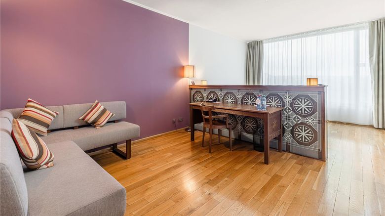 <b>DoubleTree by Hilton Cluj-City Plaza Room</b>. Images powered by <a href="https://iceportal.shijigroup.com/" title="IcePortal" target="_blank">IcePortal</a>.