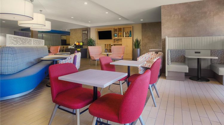 Home2 Suites by Hilton Milwaukee Airport Lobby