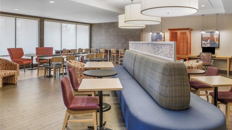 Home2 Suites by Hilton Milwaukee Airport Lobby