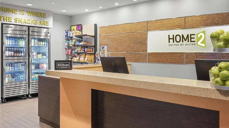 Home2 Suites by Hilton Milwaukee Airport Lobby