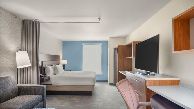 Home2 Suites by Hilton Milwaukee Airport Room