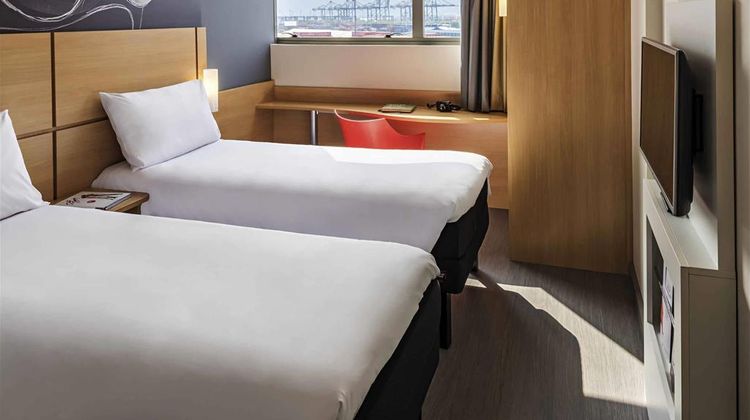 Ibis Santos Valongo Room