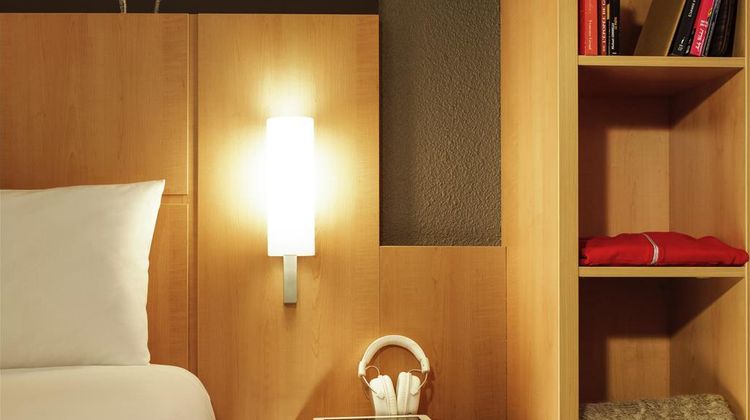 Ibis Santos Valongo Room