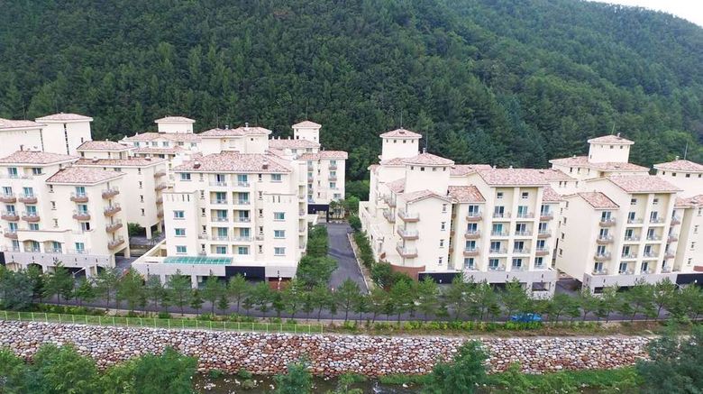 <b>Ramada Gangwon Taebaek Resort Exterior</b>. Images powered by <a href="https://iceportal.shijigroup.com/" title="IcePortal" target="_blank">IcePortal</a>.