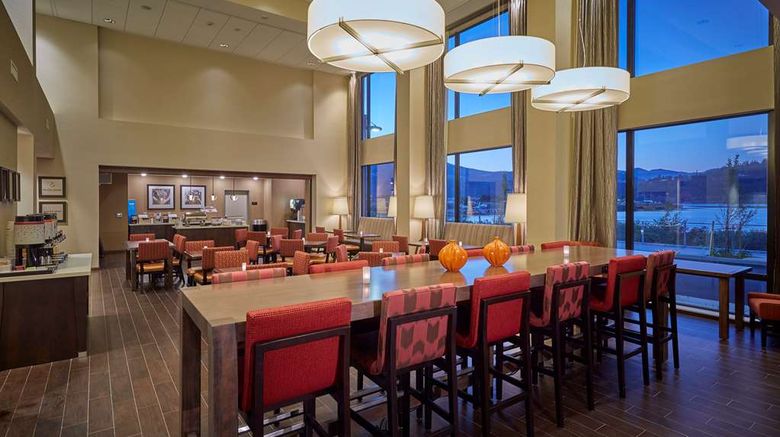 <b>Hampton Inn & Suites Hood River Lobby</b>. Images powered by <a href="https://iceportal.shijigroup.com/" title="IcePortal" target="_blank">IcePortal</a>.