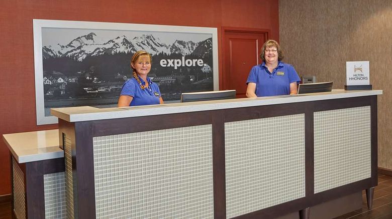 <b>Hampton Inn & Suites Hood River Lobby</b>. Images powered by <a href="https://iceportal.shijigroup.com/" title="IcePortal" target="_blank">IcePortal</a>.