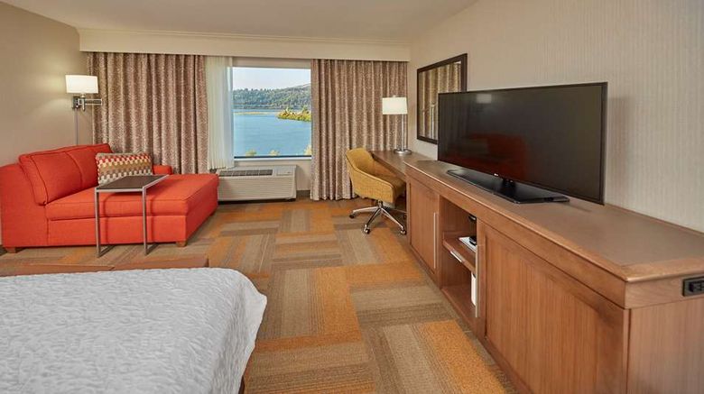 <b>Hampton Inn & Suites Hood River Room</b>. Images powered by <a href="https://iceportal.shijigroup.com/" title="IcePortal" target="_blank">IcePortal</a>.