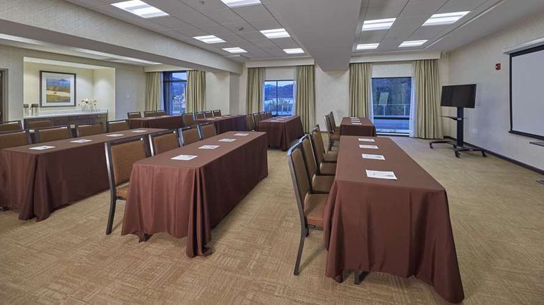 <b>Hampton Inn & Suites Hood River Meeting</b>. Images powered by <a href="https://iceportal.shijigroup.com/" title="IcePortal" target="_blank">IcePortal</a>.