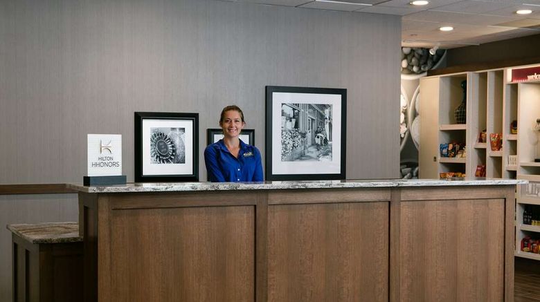 <b>Hampton Inn & Suites Mason City Lobby</b>. Images powered by <a href="https://iceportal.shijigroup.com/" title="IcePortal" target="_blank">IcePortal</a>.