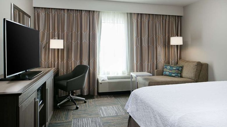 <b>Hampton Inn & Suites Mason City Room</b>. Images powered by <a href="https://iceportal.shijigroup.com/" title="IcePortal" target="_blank">IcePortal</a>.