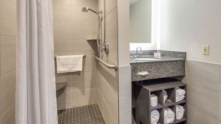 Doubletree by Hilton Racine Harbourwalk Room