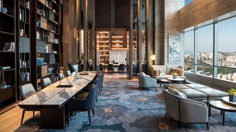<b>Hilton Jinan South Hotel & Residences Lobby</b>. Images powered by <a href="https://iceportal.shijigroup.com/" title="IcePortal" target="_blank">IcePortal</a>.