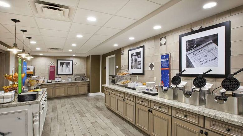 <b>Hampton Inn & Suites Alliance Restaurant</b>. Images powered by <a href="https://iceportal.shijigroup.com/" title="IcePortal" target="_blank">IcePortal</a>.