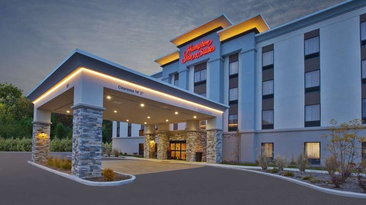 Hampton Inn & Suites Alliance Exterior