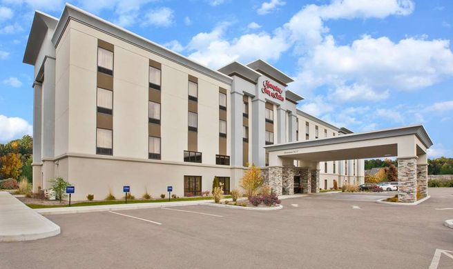 Hampton Inn & Suites Alliance Exterior