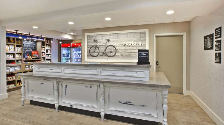 Hampton Inn & Suites Alliance Lobby