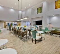 Hampton Inn & Suites Alliance Lobby