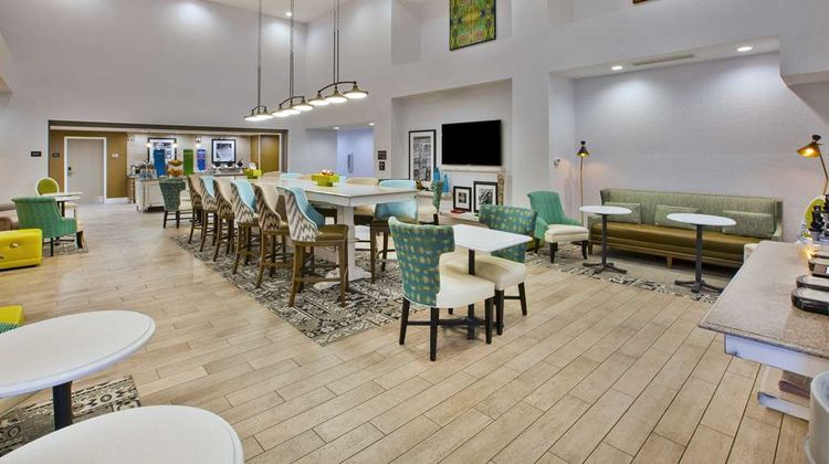 Hampton Inn & Suites Alliance Lobby