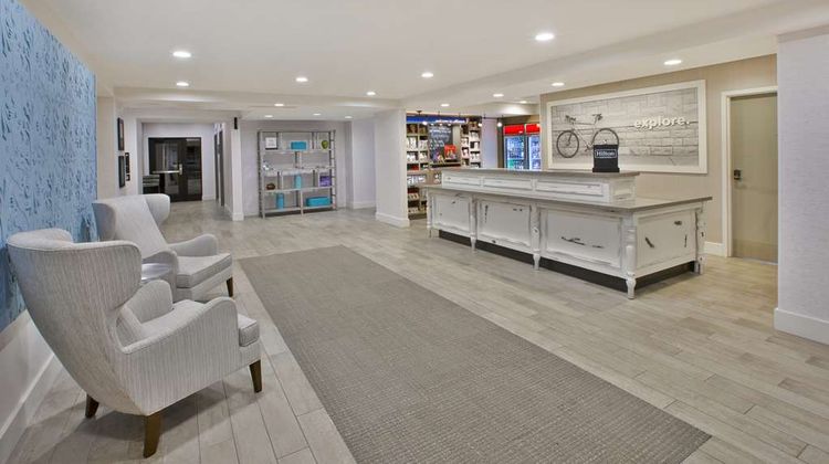 Hampton Inn & Suites Alliance Lobby