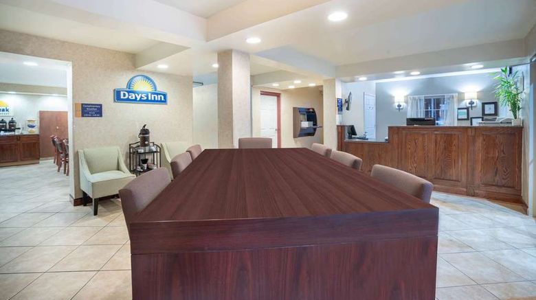 <b>Days Inn Cave City Lobby</b>. Images powered by <a href="https://iceportal.shijigroup.com/" title="IcePortal" target="_blank">IcePortal</a>.