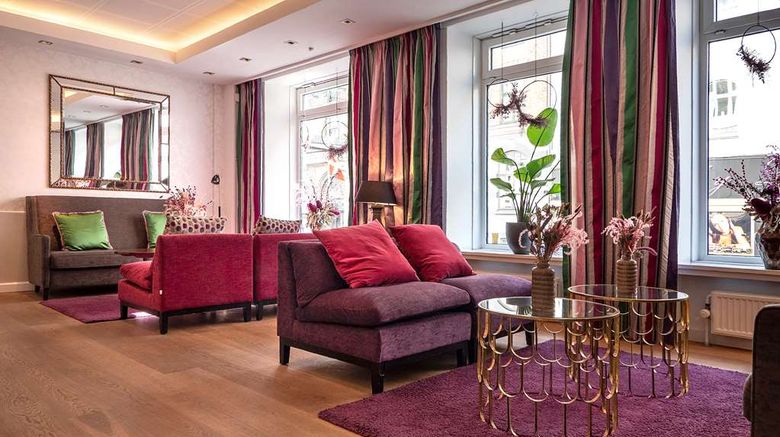 <b>Hotel Mayfair Lobby</b>. Images powered by <a href="https://iceportal.shijigroup.com/" title="IcePortal" target="_blank">IcePortal</a>.
