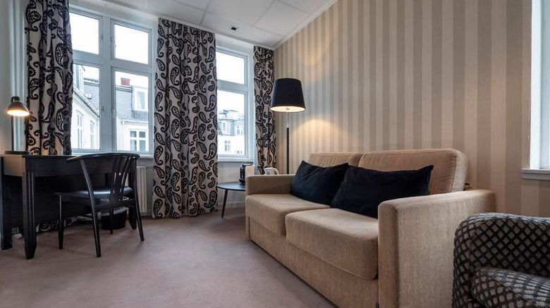 <b>Hotel Mayfair Suite</b>. Images powered by <a href="https://iceportal.shijigroup.com/" title="IcePortal" target="_blank">IcePortal</a>.