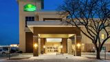 <b>La Quinta Inn & Suites York Exterior</b>. Images powered by <a href="https://iceportal.shijigroup.com/" title="IcePortal" target="_blank">IcePortal</a>.