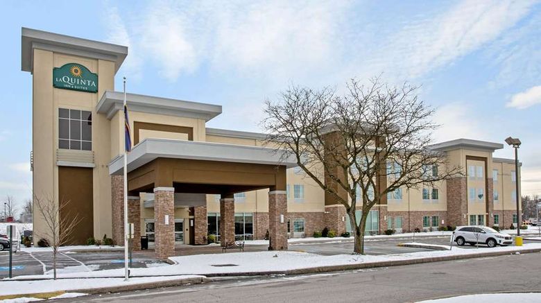 <b>La Quinta Inn & Suites York Exterior</b>. Images powered by <a href="https://iceportal.shijigroup.com/" title="IcePortal" target="_blank">IcePortal</a>.