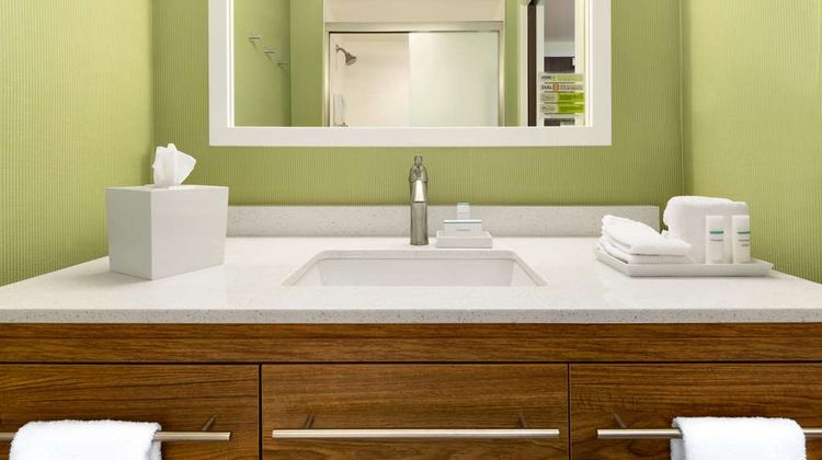 Home2 Suites Cleveland Beachwood Room