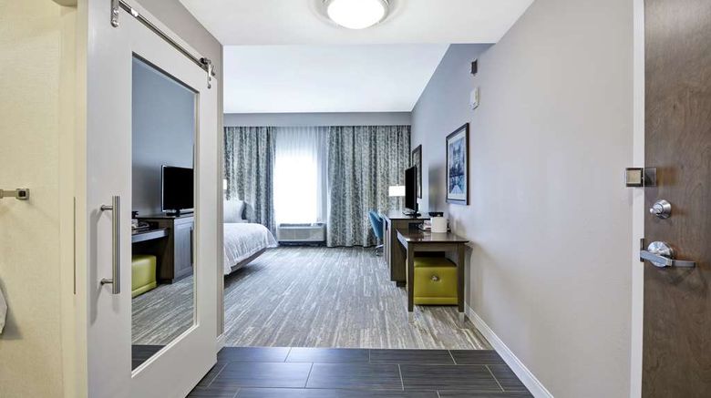 <b>Hampton Inn Blue Ash/Cincinnati Room</b>. Images powered by <a href="https://iceportal.shijigroup.com/" title="IcePortal" target="_blank">IcePortal</a>.