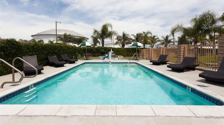 <b>Days Inn & Suites South Gate Pool</b>. Images powered by <a href="https://iceportal.shijigroup.com/" title="IcePortal" target="_blank">IcePortal</a>.