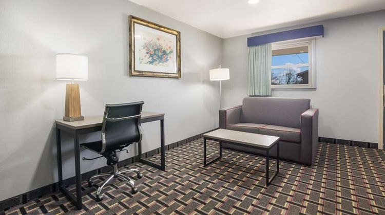 Knights Inn & Suites Salem Room
