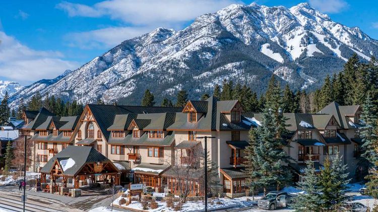 Banff Caribou Lodge & Spa Exterior