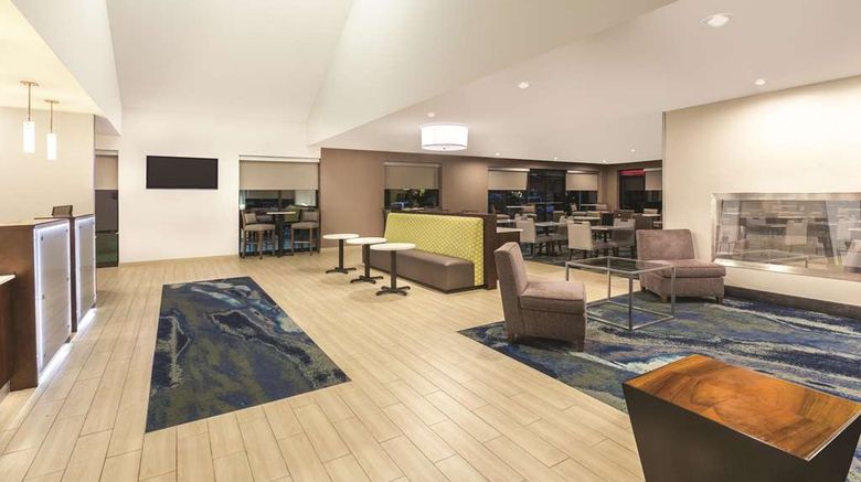 <b>La Quinta Inn & Suites Philadelphia Arpt Lobby</b>. Images powered by <a href="https://iceportal.shijigroup.com/" title="IcePortal" target="_blank">IcePortal</a>.
