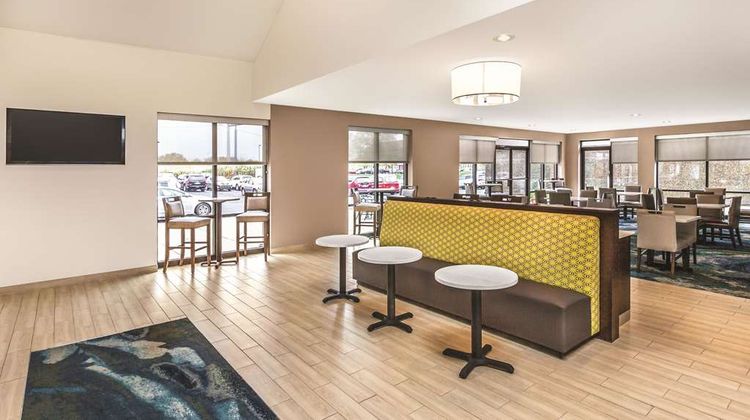La Quinta Inn & Suites Philadelphia Arpt Lobby