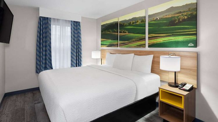 Days Inn & Suites Sellersburg Suite