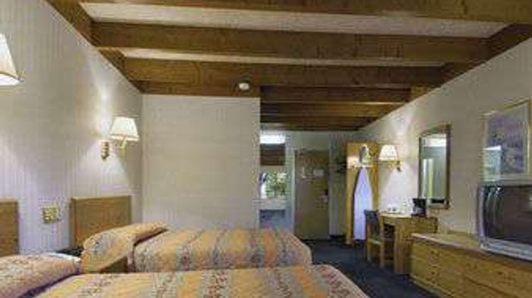 Knights Inn Liberty Room