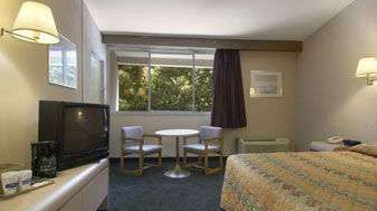 Knights Inn Liberty Room