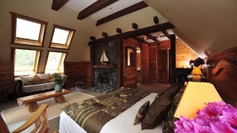 <b>Petrohue Lodge Room</b>. Images powered by <a href="https://iceportal.shijigroup.com/" title="IcePortal" target="_blank">IcePortal</a>.