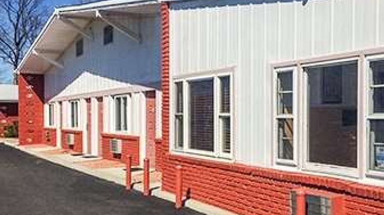 <b>Travelodge Bay Shore Long Island Exterior</b>. Images powered by <a href="https://iceportal.shijigroup.com/" title="IcePortal" target="_blank">IcePortal</a>.