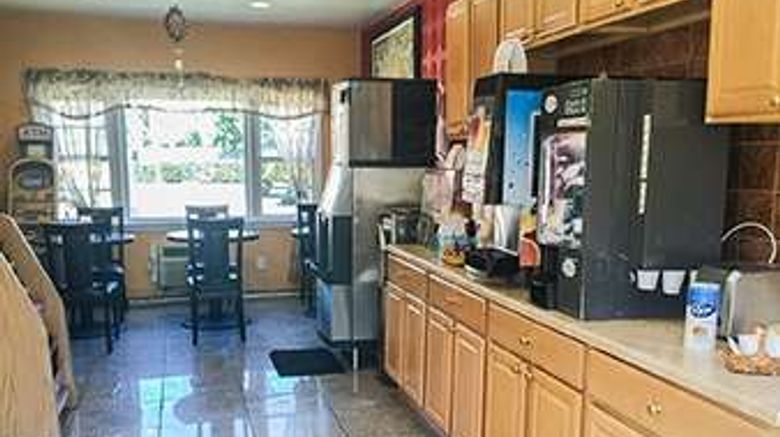 <b>Travelodge Bay Shore Long Island Restaurant</b>. Images powered by <a href="https://iceportal.shijigroup.com/" title="IcePortal" target="_blank">IcePortal</a>.