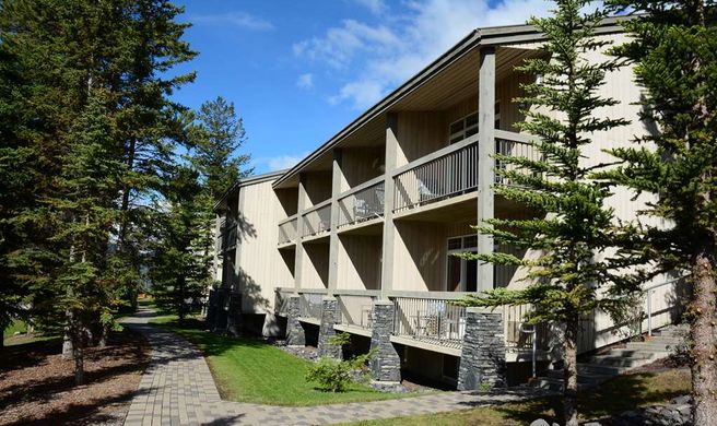 Tunnel Mountain Resort Exterior