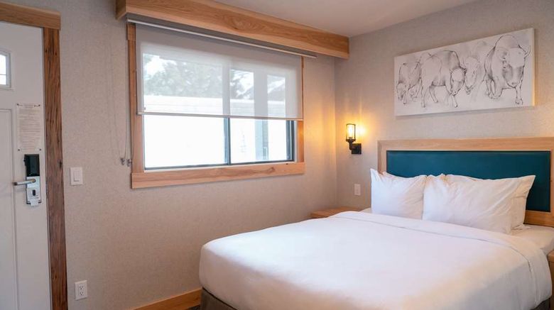 <b>Tunnel Mountain Resort Room</b>. Images powered by <a href="https://iceportal.shijigroup.com/" title="IcePortal" target="_blank">IcePortal</a>.